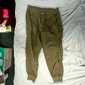NEW w/o tags petite olive cargo joggers